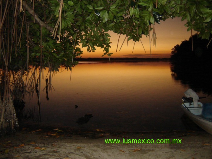 Estado de OAXACA, México. San Pedro Tututepec; Laguna de Manialtepec.