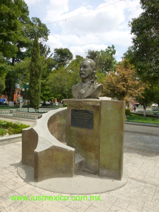 ESTADO DE TLAXCALA, México. Huamantla; Busto erigido al huamantleco Leandro Rosete Aranda, en el Parque Juárez.