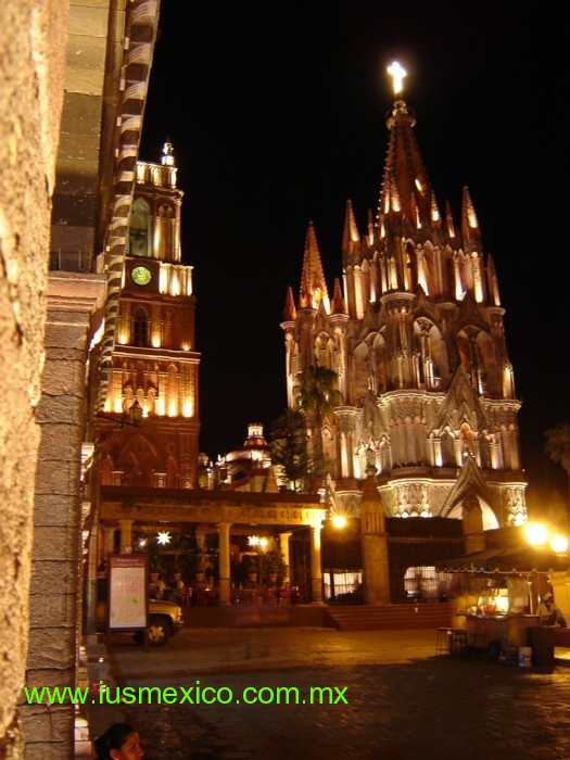 ESTADO DE GUANAJUATO, MÉXICO. San Miguel de Allende; vista nocturna de la Parroquia de San Miguel Arcángel.