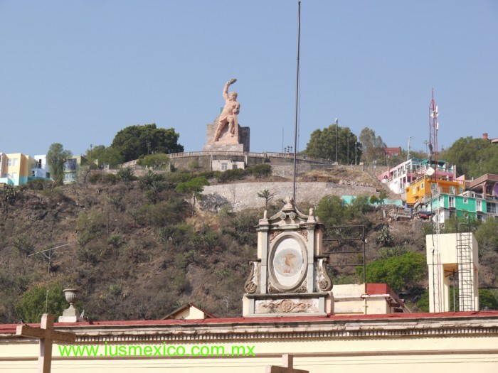 Estado de Guanajuato, México. Cd. de Guanajuato; Vista desde el interior de la Basílica de Nuestra Señora de Guanajuato, hacia la estatua de "El Pípila".